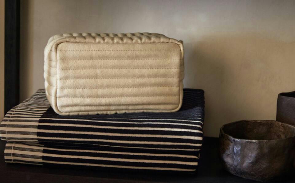 QUILTED LINEN TOILETRY BAG