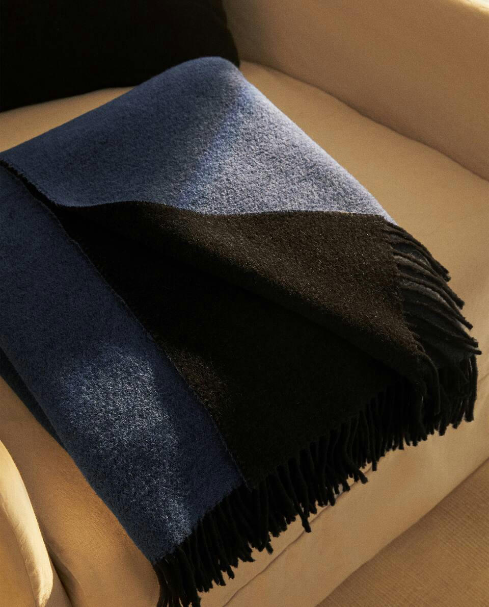 PLAIN-COLOURED BLANKET WITH FRINGE