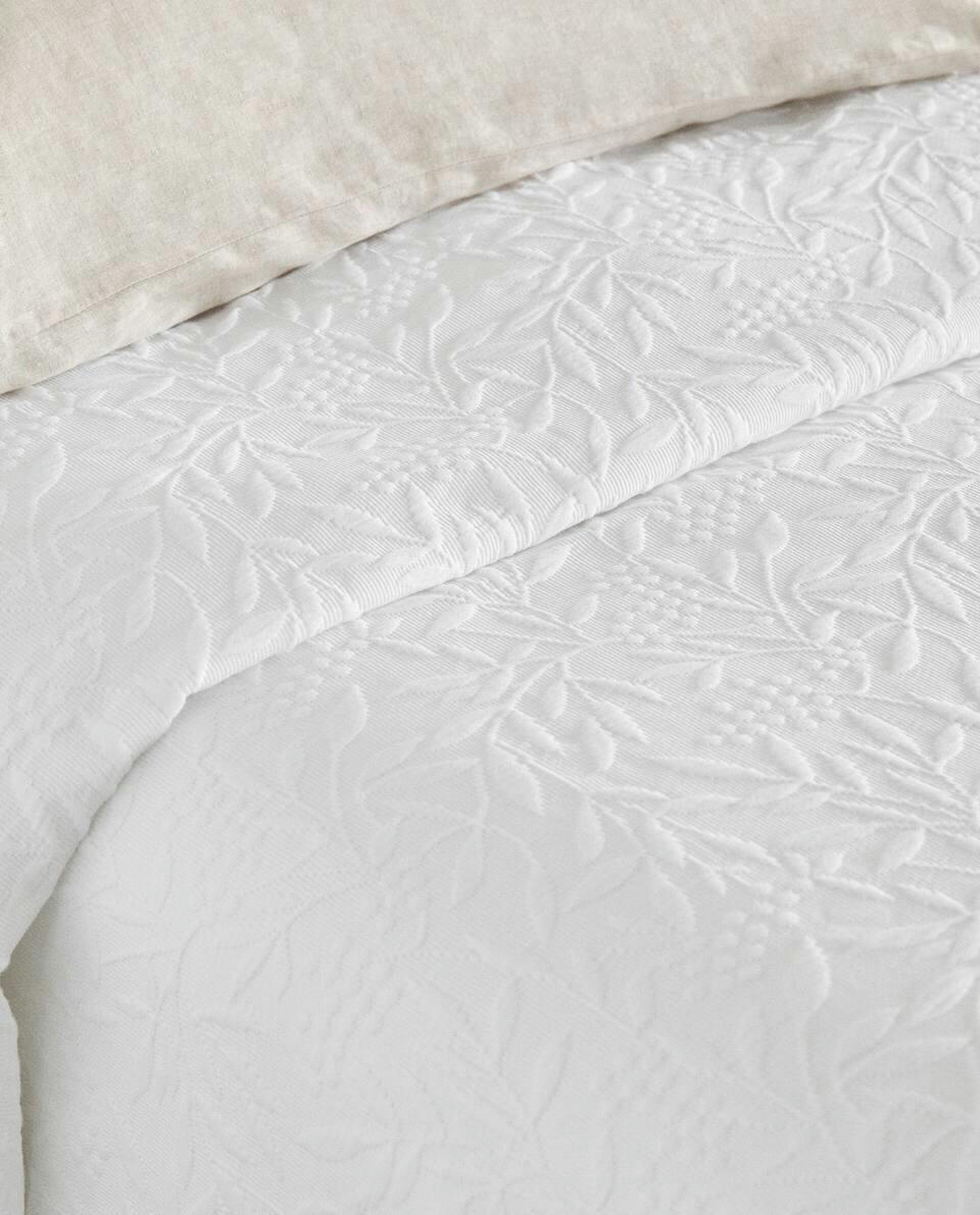 RUFFLE TRIM BEDSPREAD