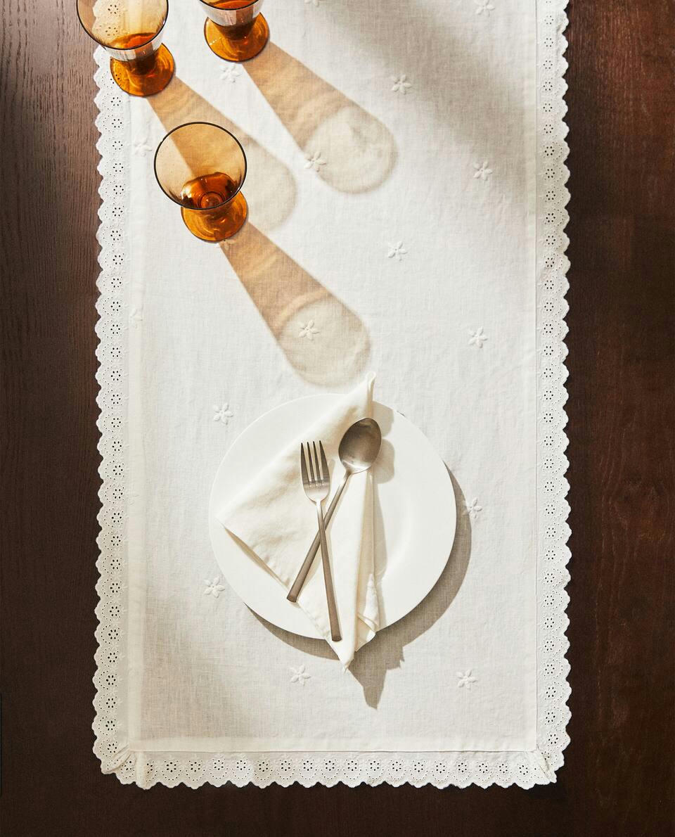LINEN TABLE RUNNER LACE TRIM