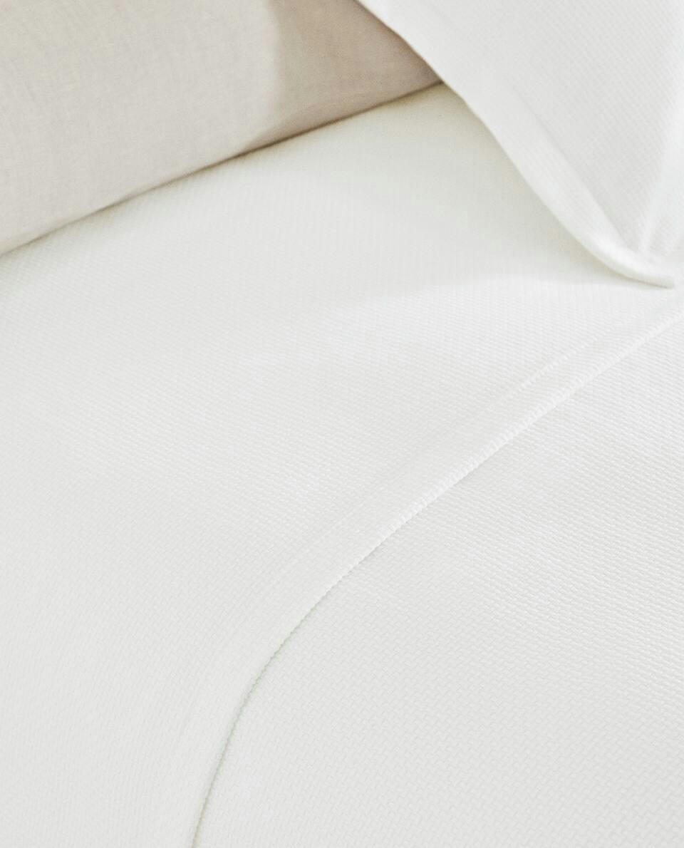 TEXTURED BEDSPREAD