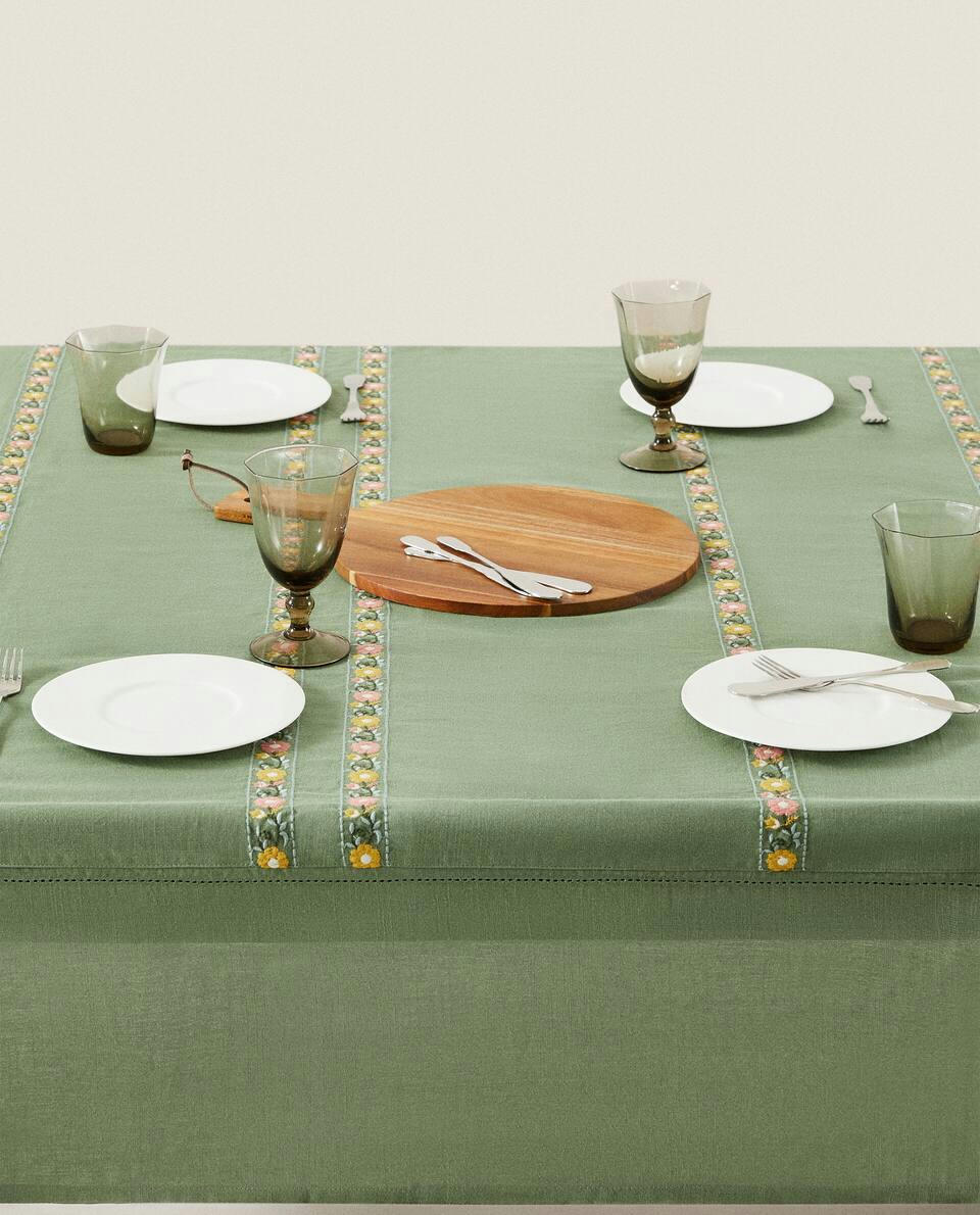 EMBROIDERED COTTON TABLECLOTH