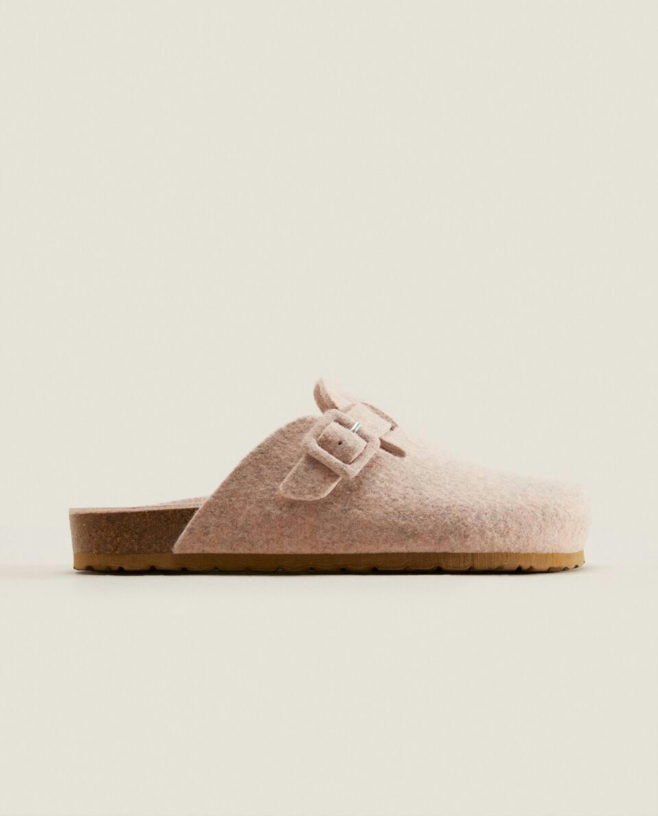 COVERED BUCKLE FELT MULE SLIPPERS