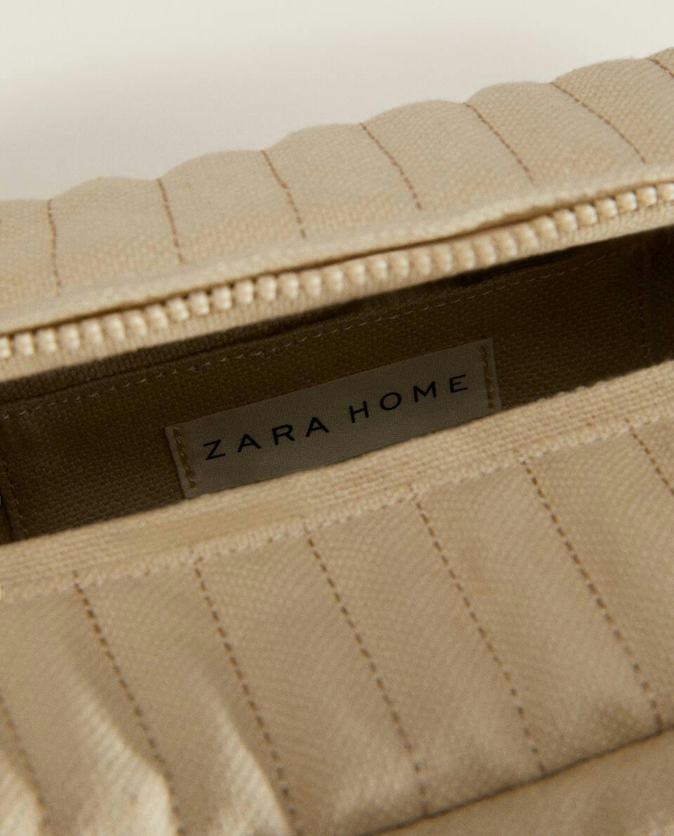 QUILTED LINEN TOILETRY BAG