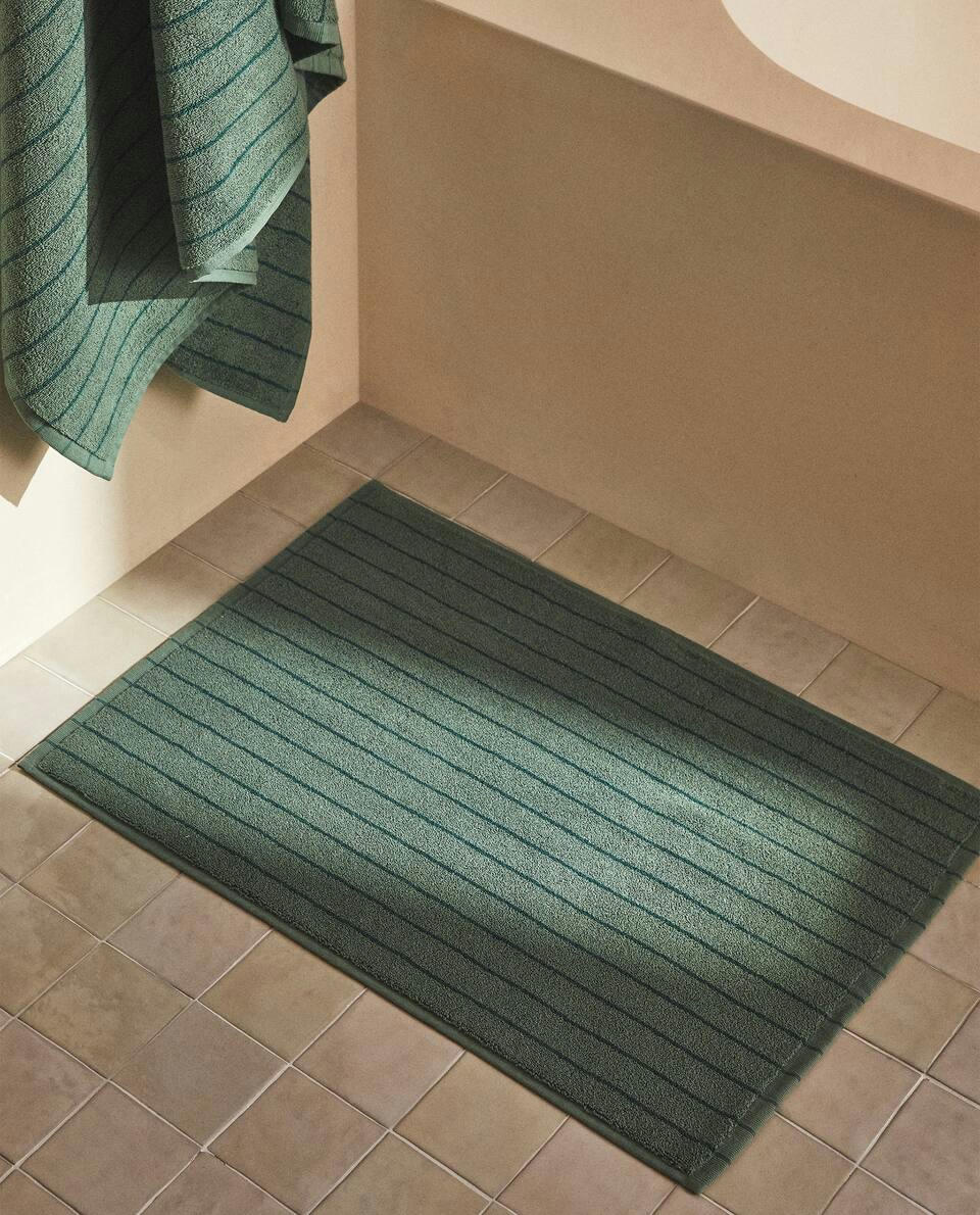 CONTRAST STRIPE BATH MAT