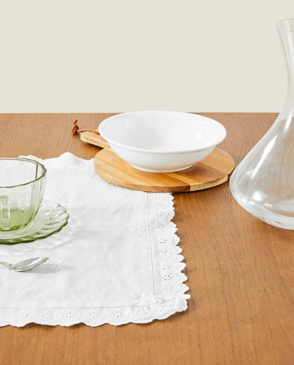 LINEN PLACEMAT WITH LACE TRIM