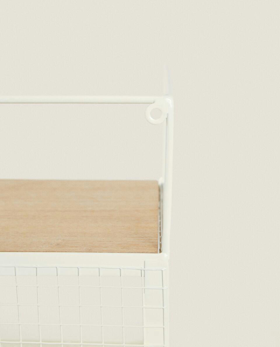 STORAGE UNIT WITH SHELVES