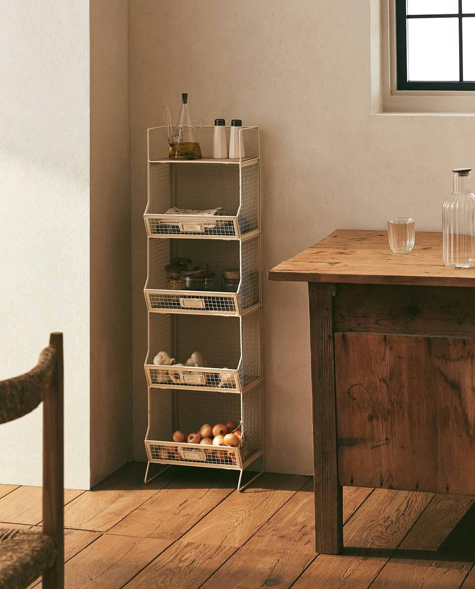 STORAGE UNIT WITH SHELVES