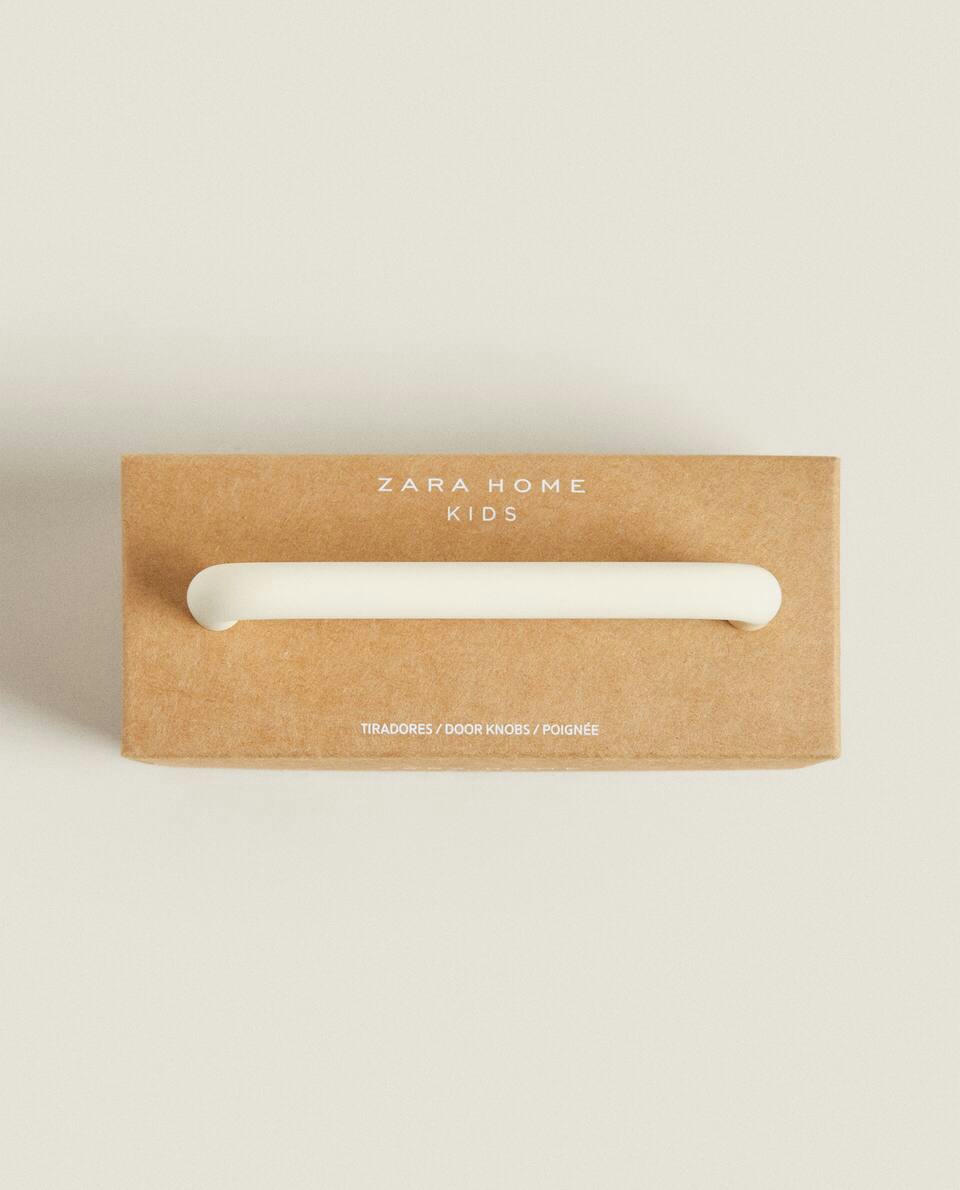 ELONGATED METAL HANDLE