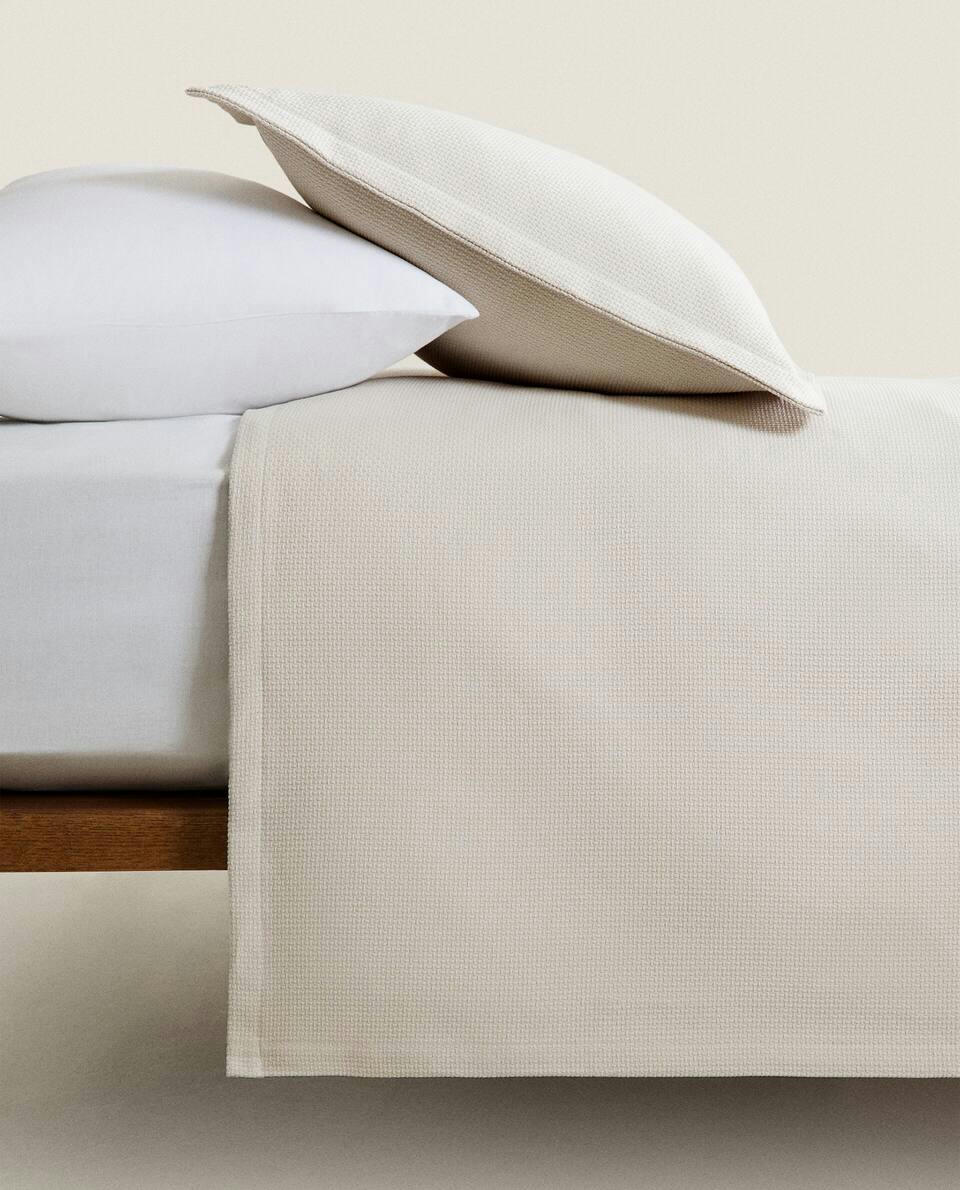 TEXTURED BEDSPREAD