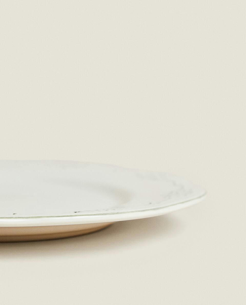 EARTHENWARE DINNER PLATE WITH RAISED CHRISTMAS DESIGN