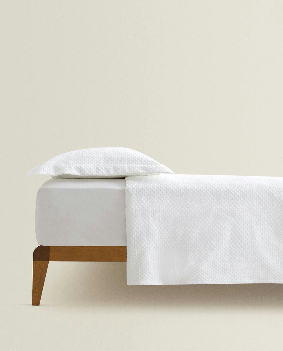 BEDSPREAD WITH POLKA DOT DESIGN