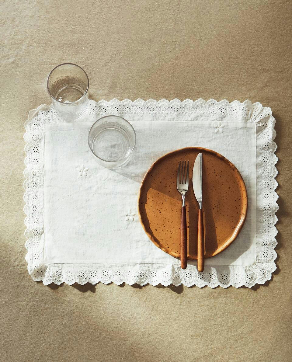 LINEN PLACEMAT WITH LACE TRIM