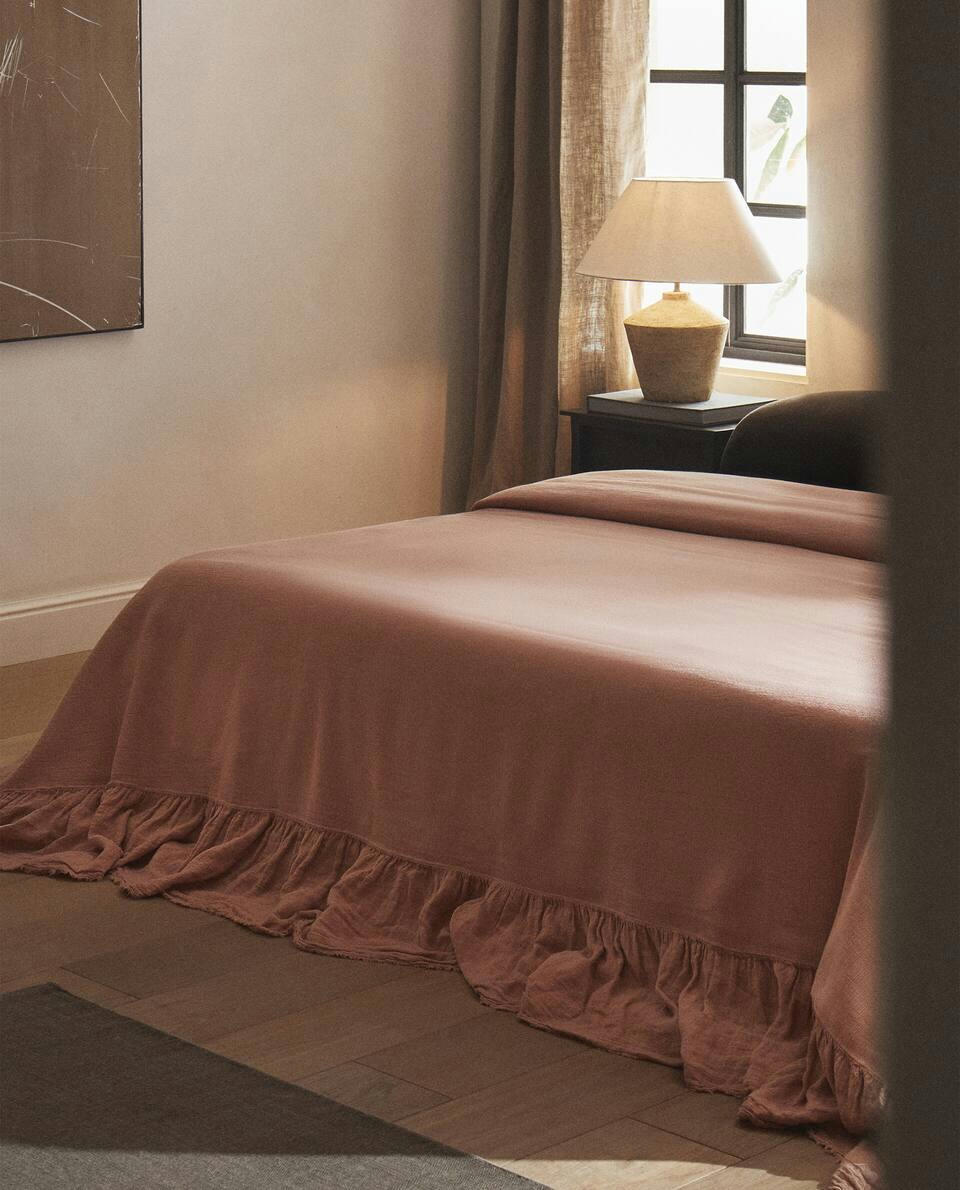 LINEN RUFFLE BEDSPREAD