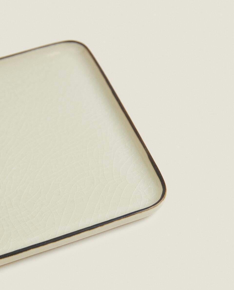 STONEWARE SET WITH RIM DETAIL