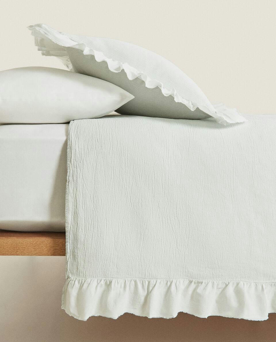 RUFFLE TRIM BEDSPREAD