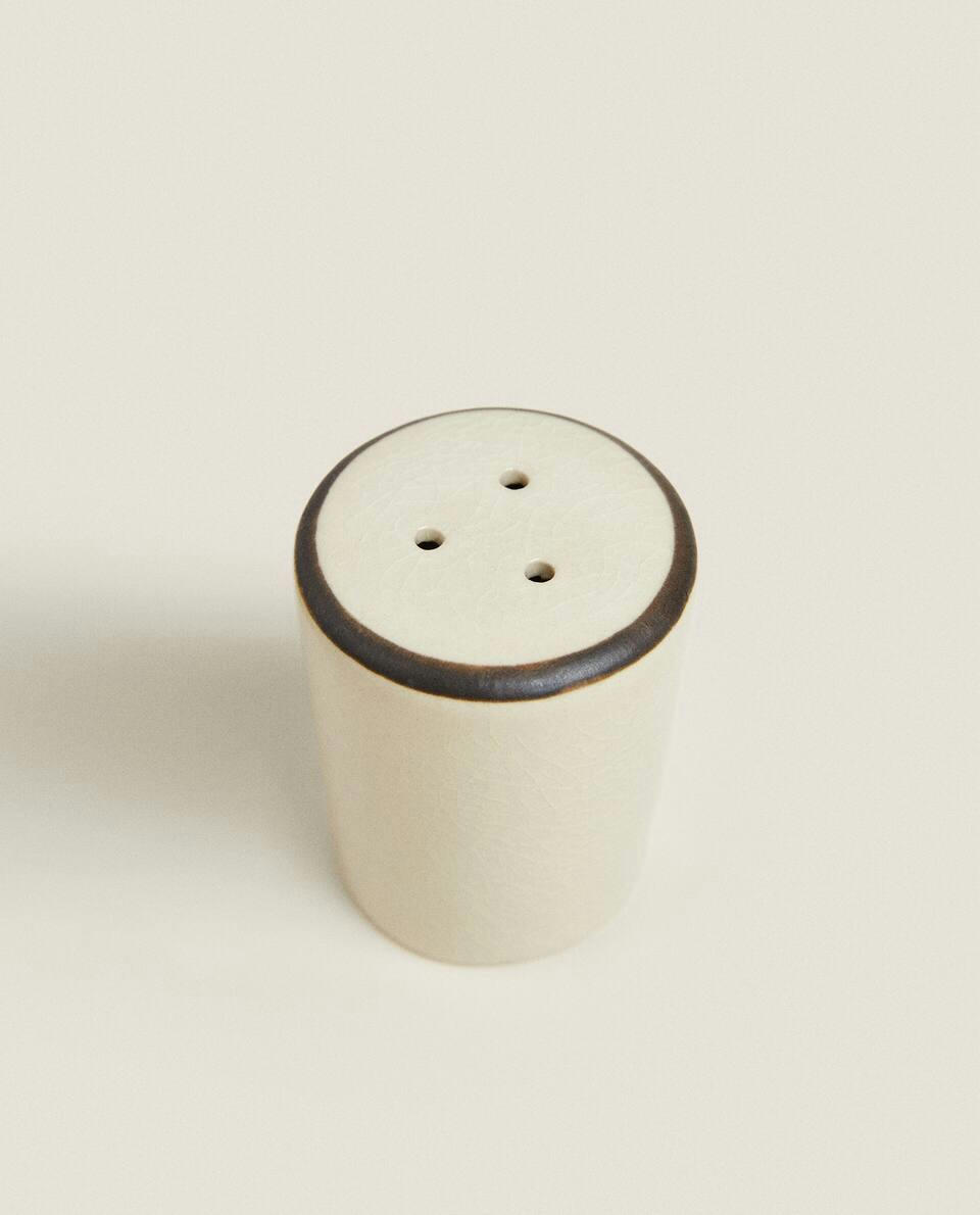 STONEWARE SALT AND PEPPER SET WITH RIM DETAIL