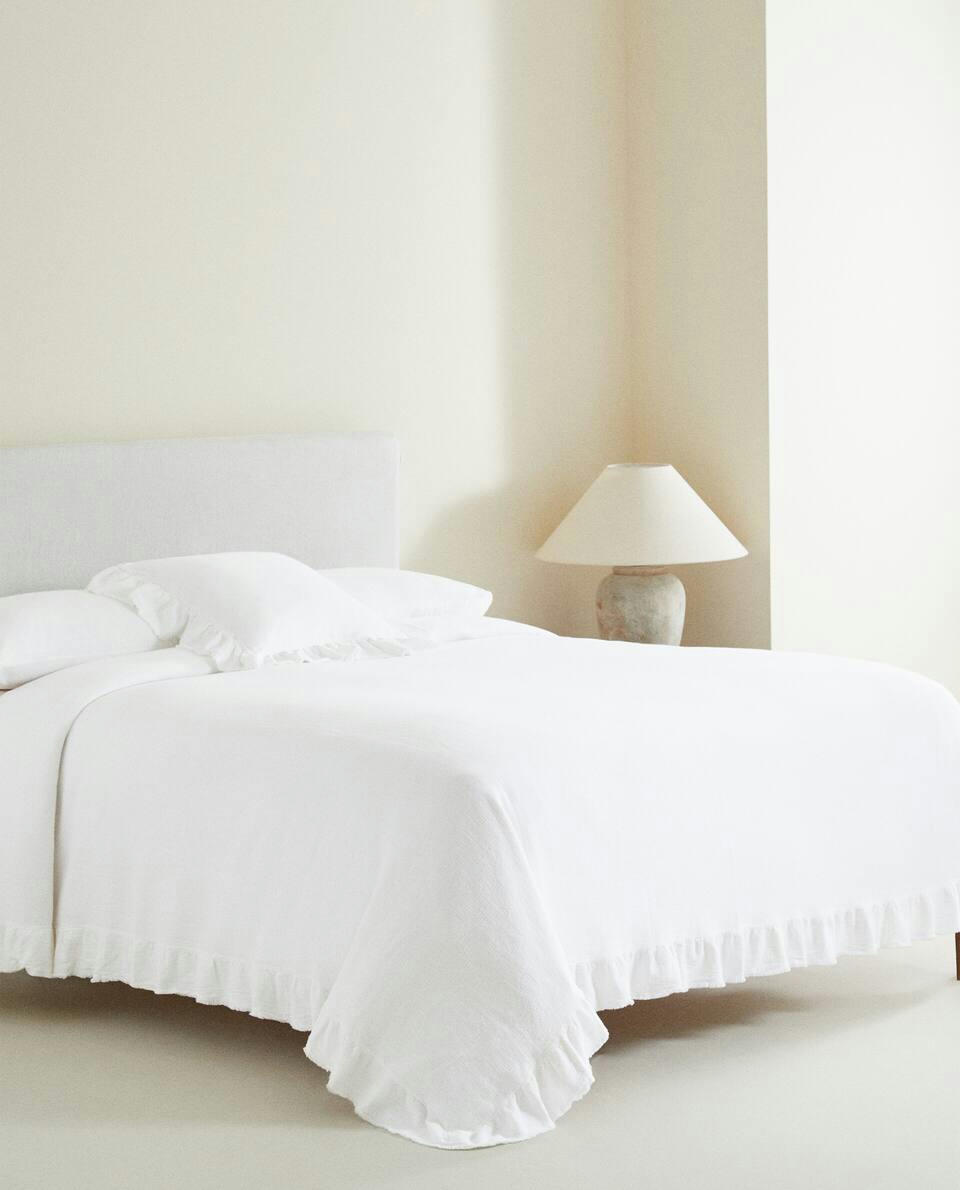 RUFFLE TRIM BEDSPREAD