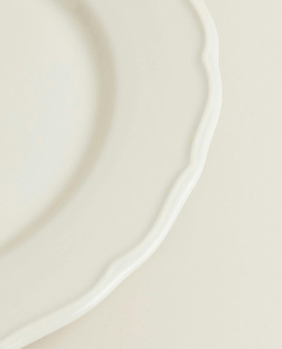 EARTHENWARE DINNER DISH WITH RAISED-DESIGN EDGE