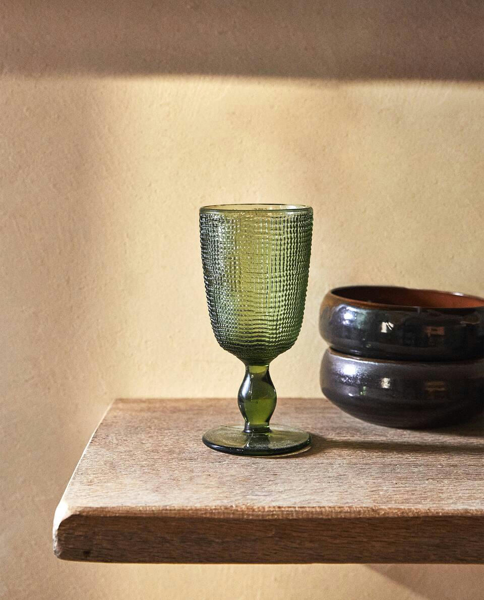 GLASS WITH RAISED DESIGN