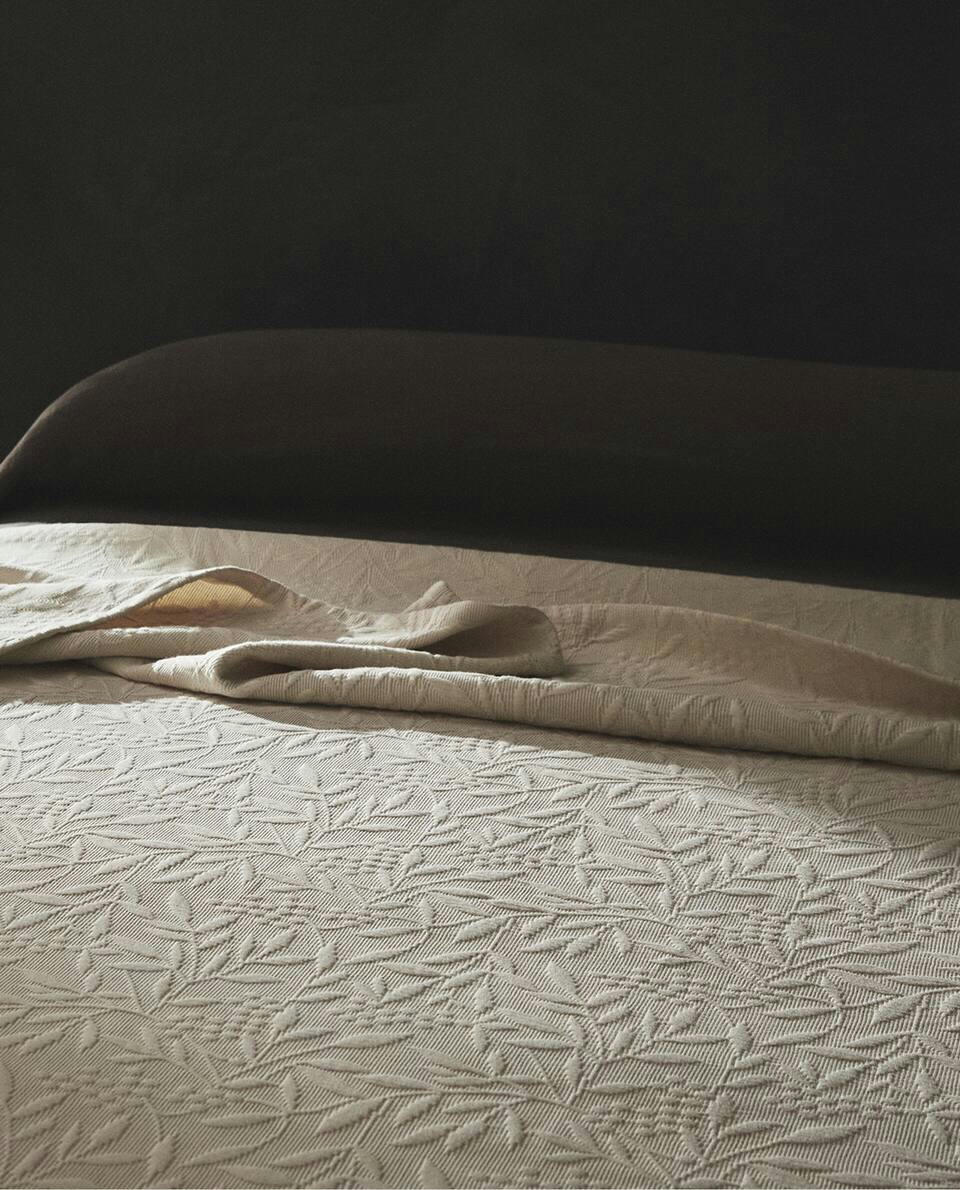 RUFFLE TRIM BEDSPREAD