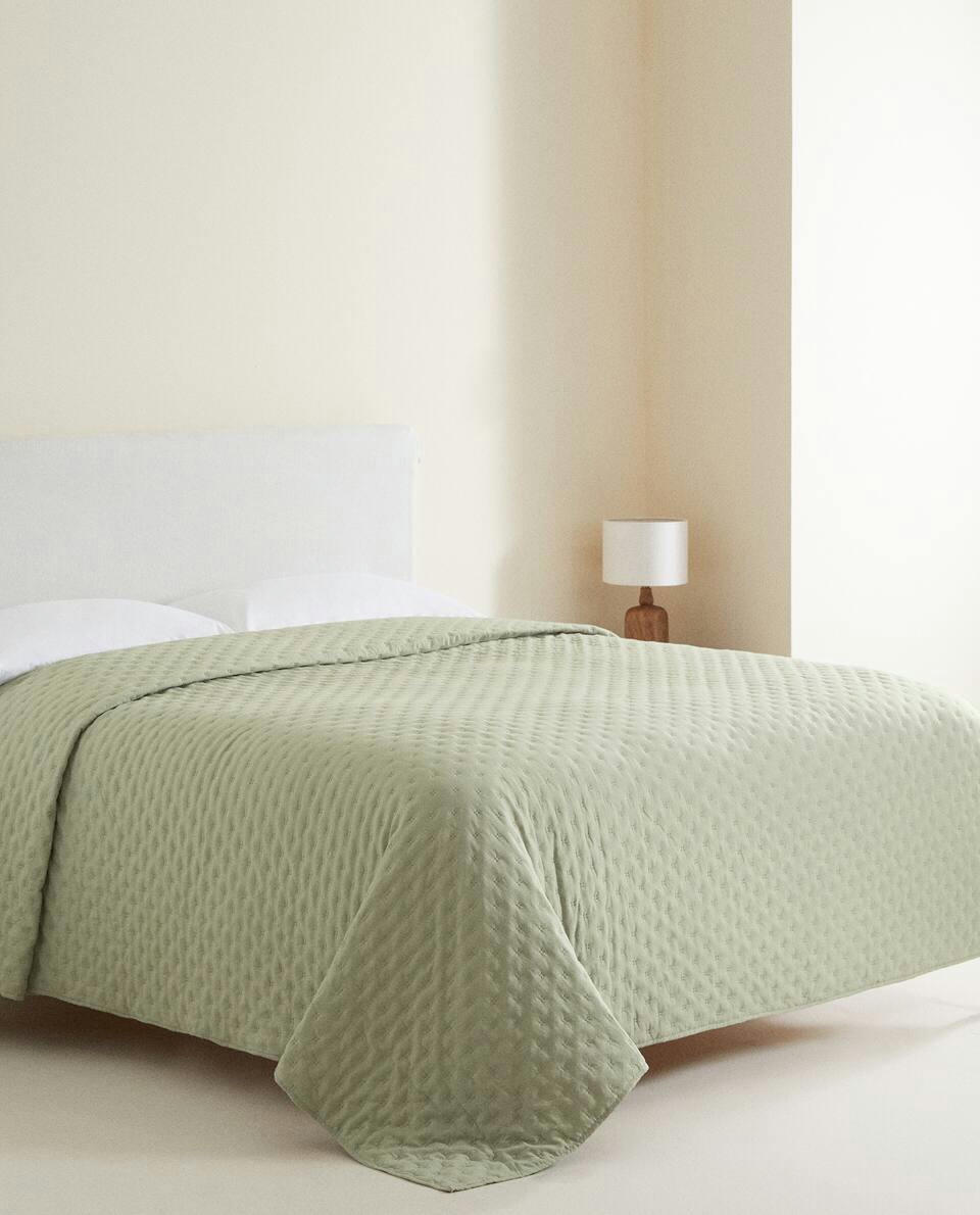 QUILTED QUILT WITH DOTS