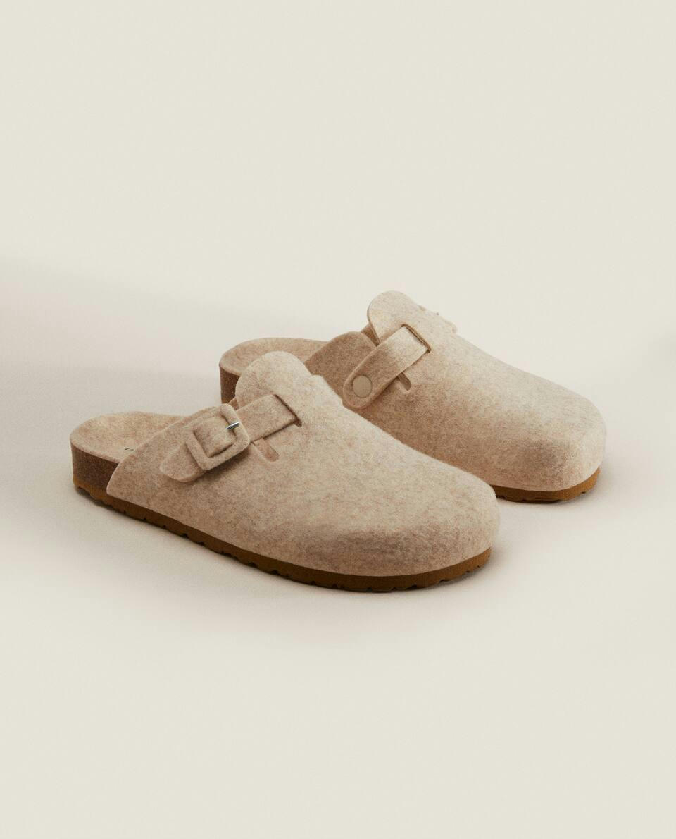 COVERED BUCKLE FELT MULE SLIPPERS