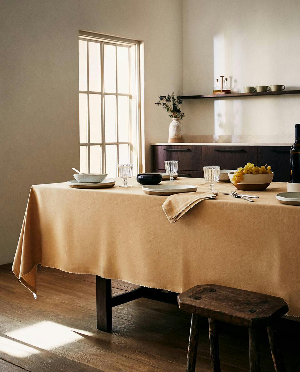 SCALLOPED TABLECLOTH