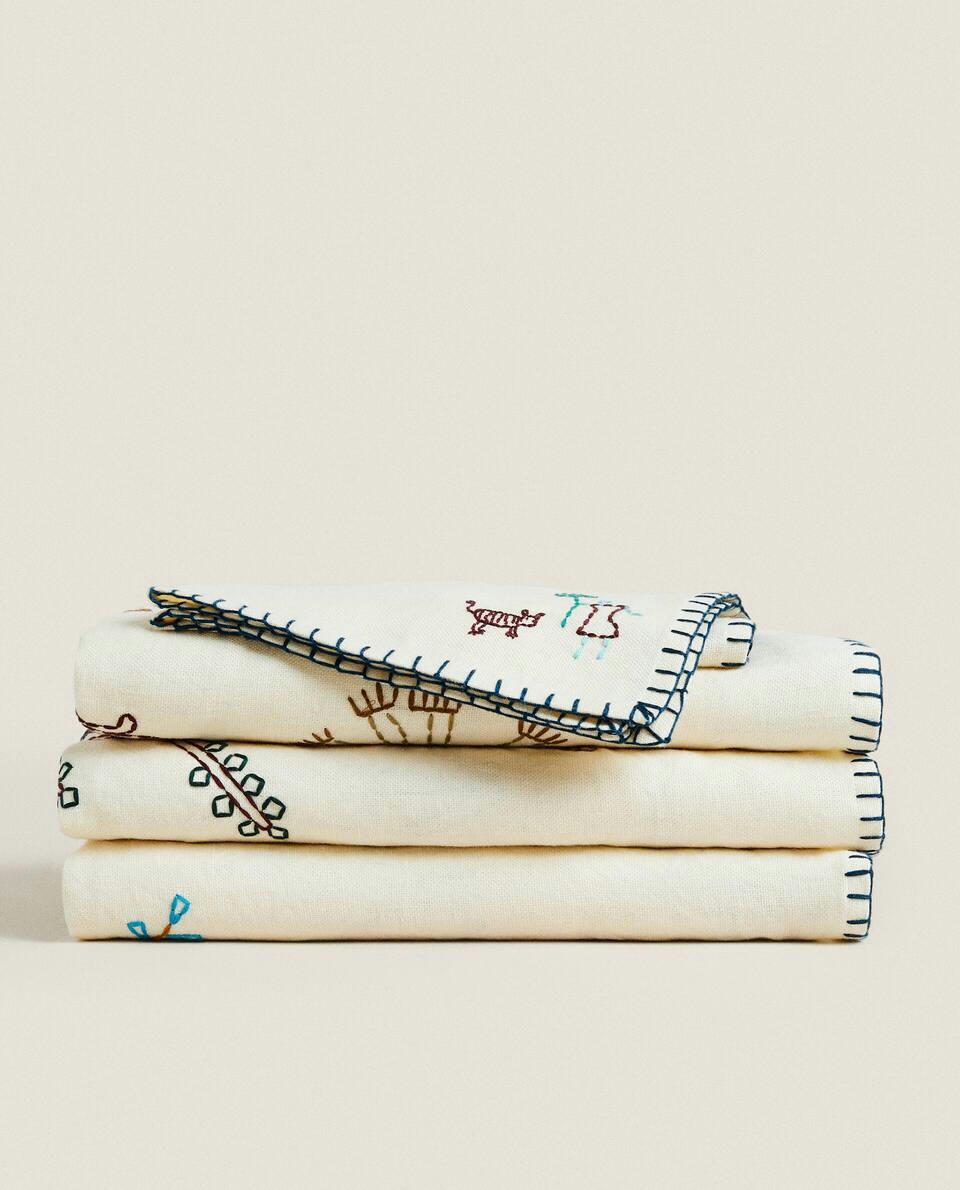 EMBROIDERED LINEN TABLECLOTH