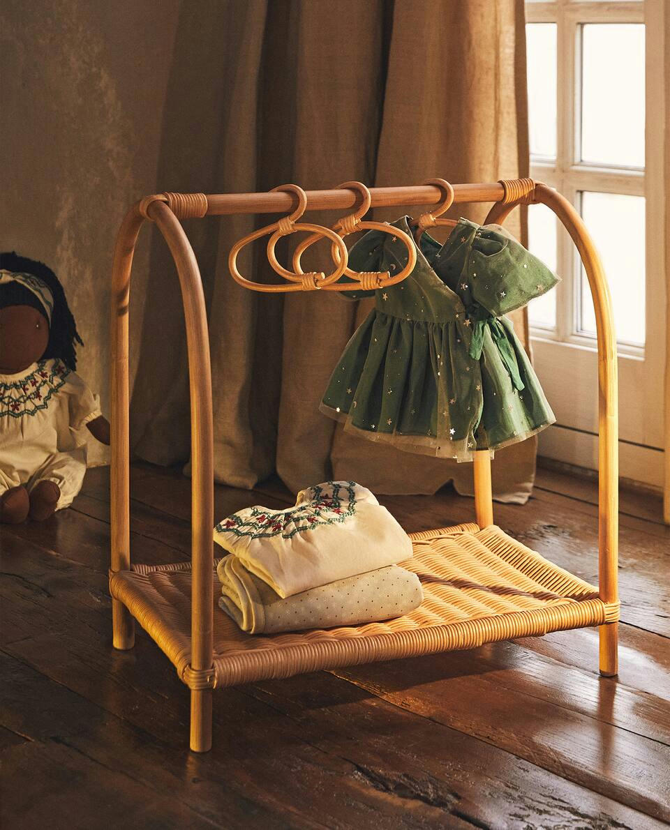 CHILDREN’S TOY CLOTHES RACK