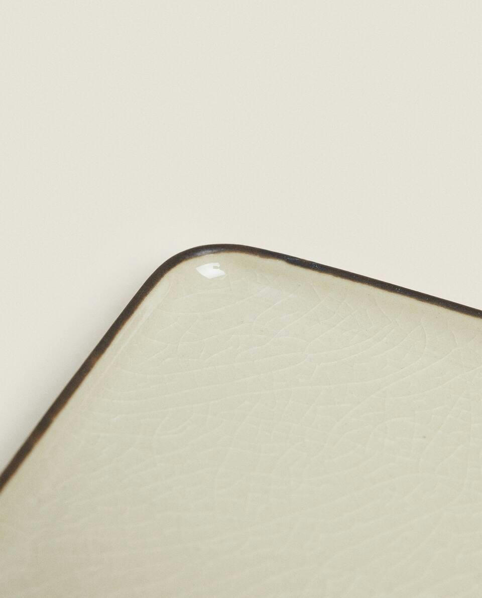 STONEWARE SET WITH RIM DETAIL