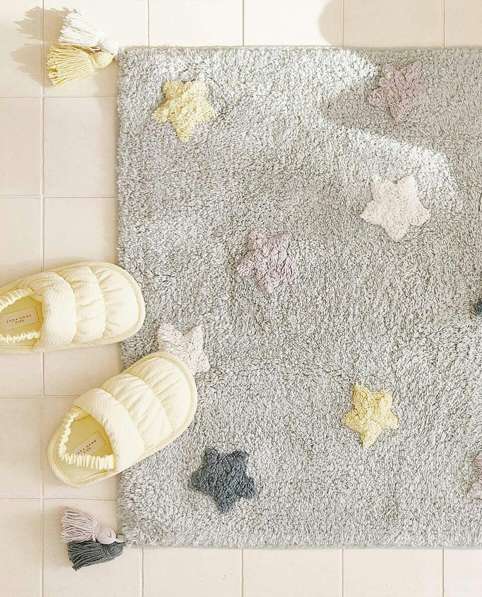 CHILDREN'S BATH MAT WITH POM-POM STARS