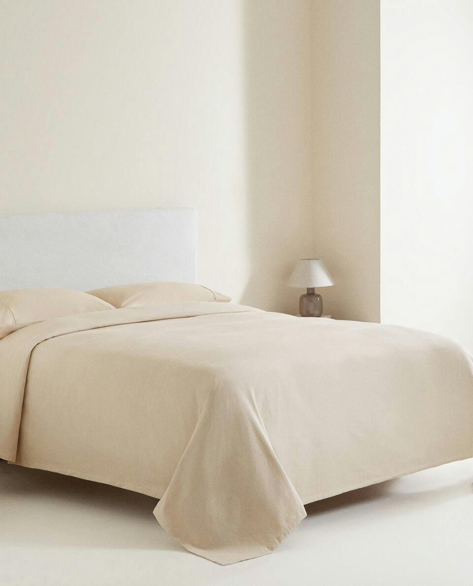 TEXTURED BEDSPREAD