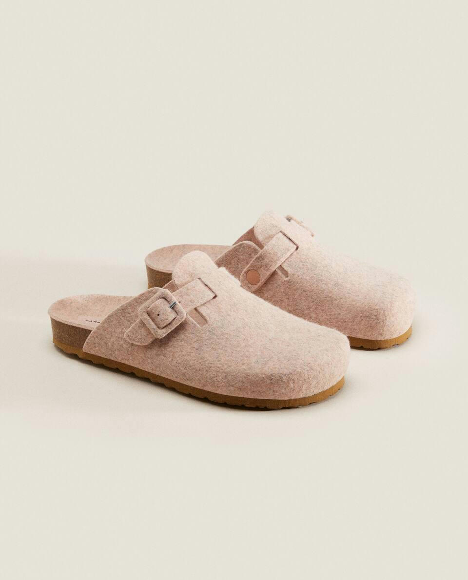 COVERED BUCKLE FELT MULE SLIPPERS