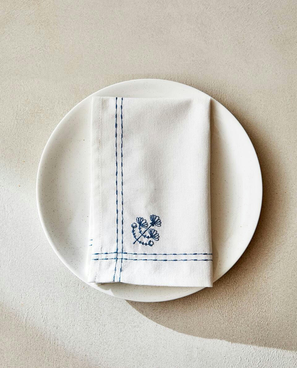 NAPKIN WITH FLORAL EMBROIDERY
