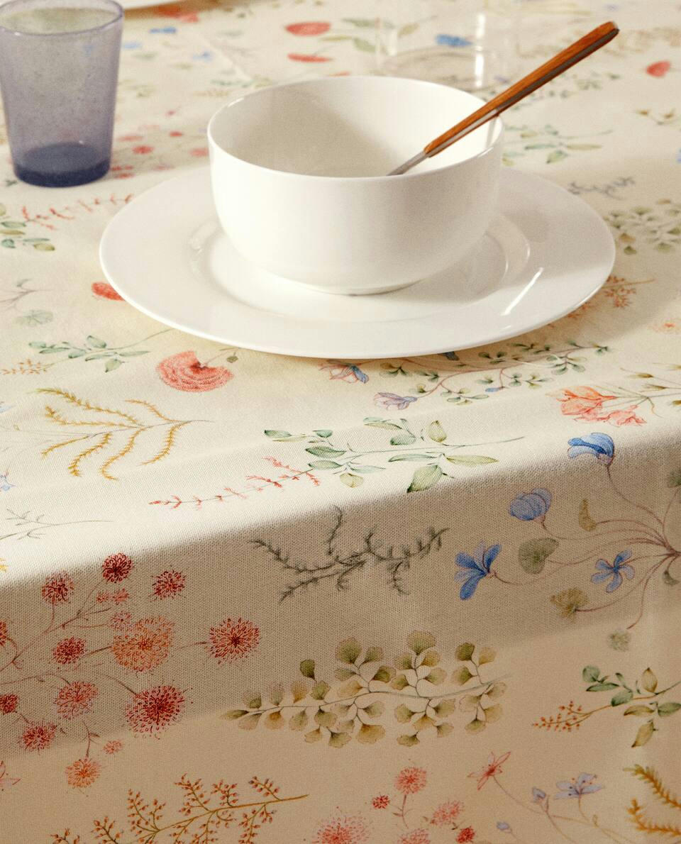 FLORAL PRINT TABLECLOTH
