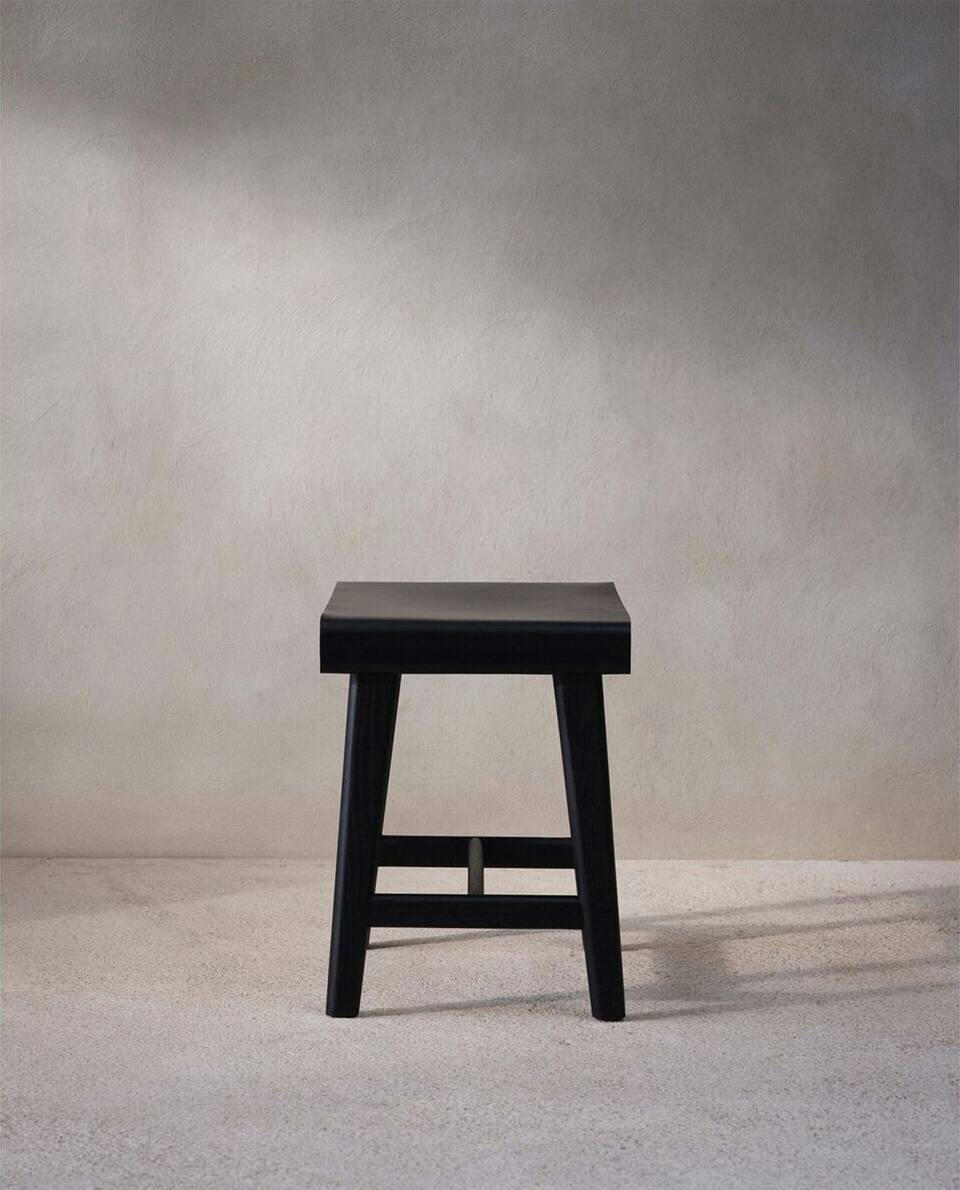 STOOL 01