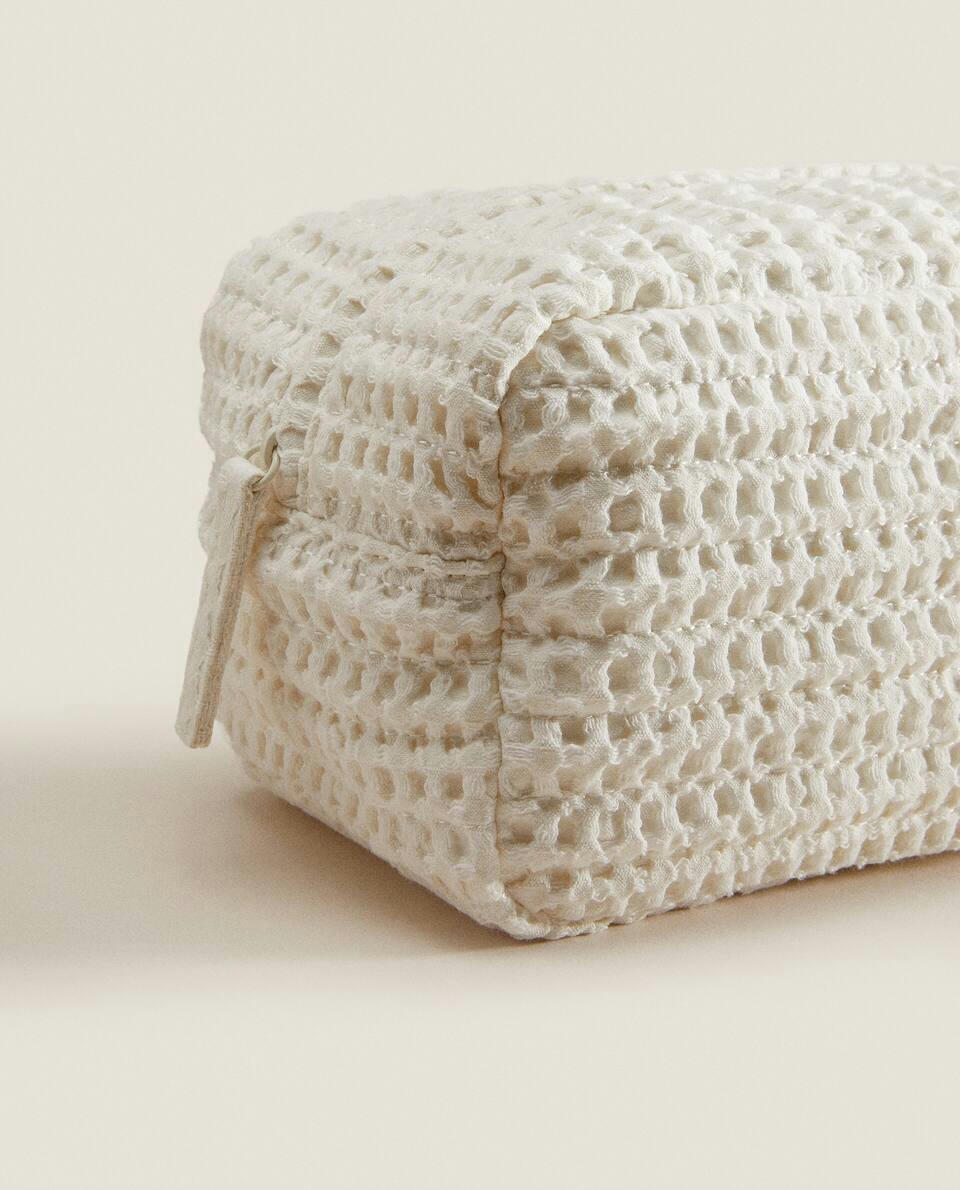 WAFFLE-KNIT FABRIC TOILETRY BAG