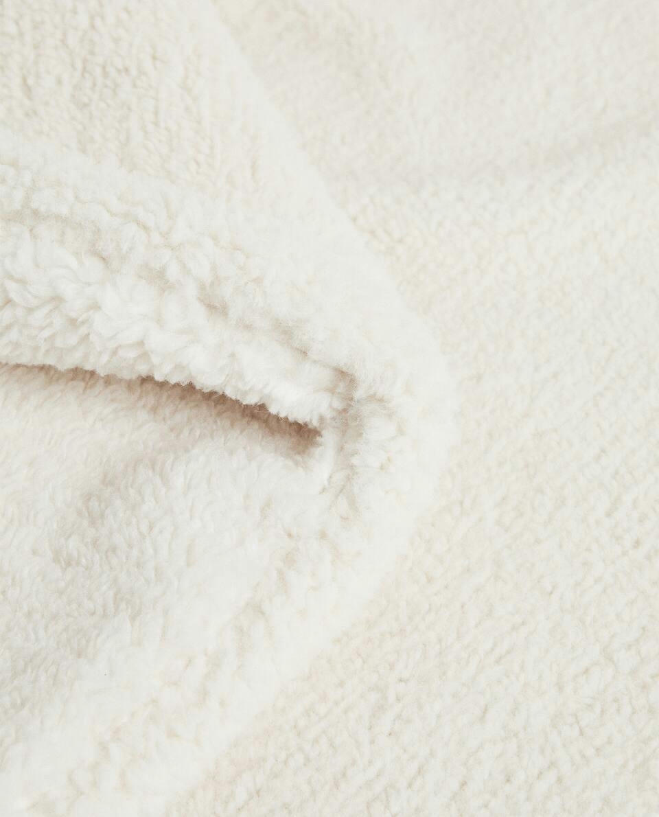 REVERSIBLE FLEECE BLANKET