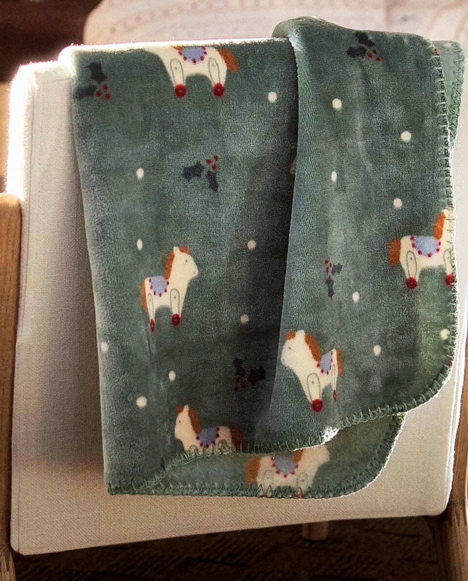 CHILDREN’S FLEECE BLANKET WITH CHRISTMAS ROCKING HORSE