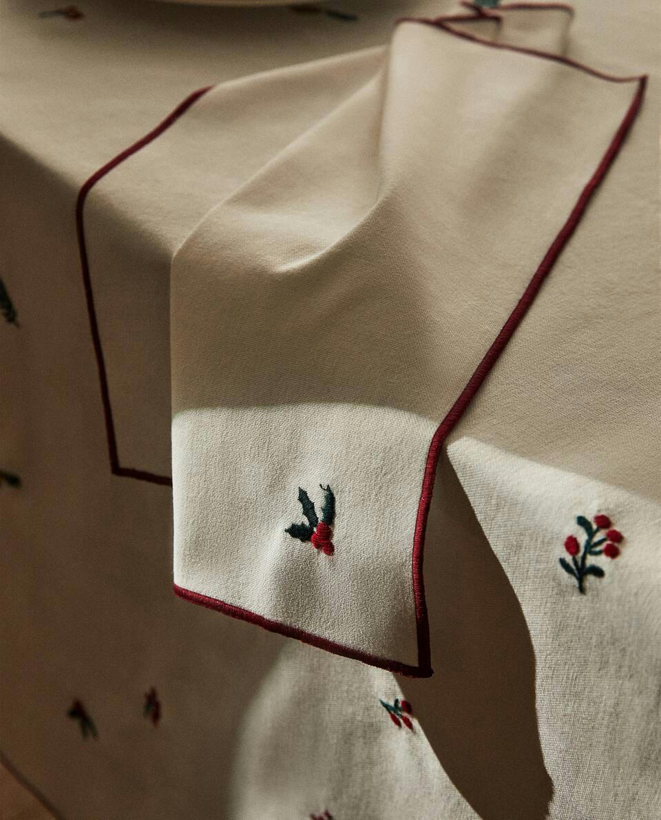 EMBROIDERED CHECK NAPKINS