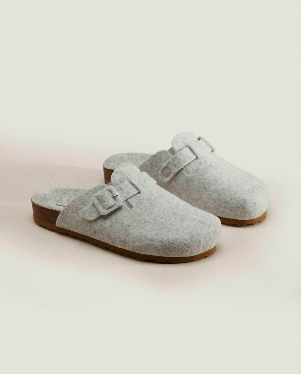 COVERED BUCKLE FELT MULE SLIPPERS