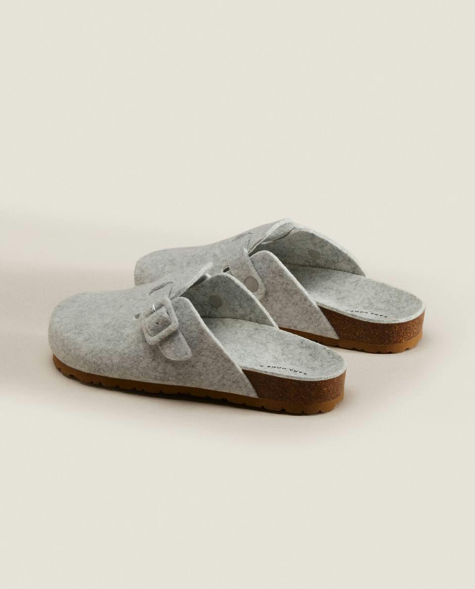COVERED BUCKLE FELT MULE SLIPPERS