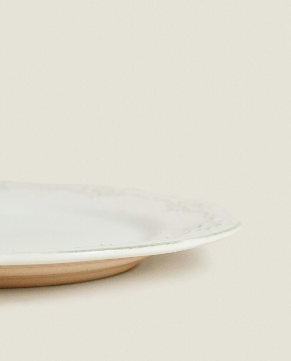 EARTHENWARE DESSERT PLATE WITH RAISED CHRISTMAS DESIGN