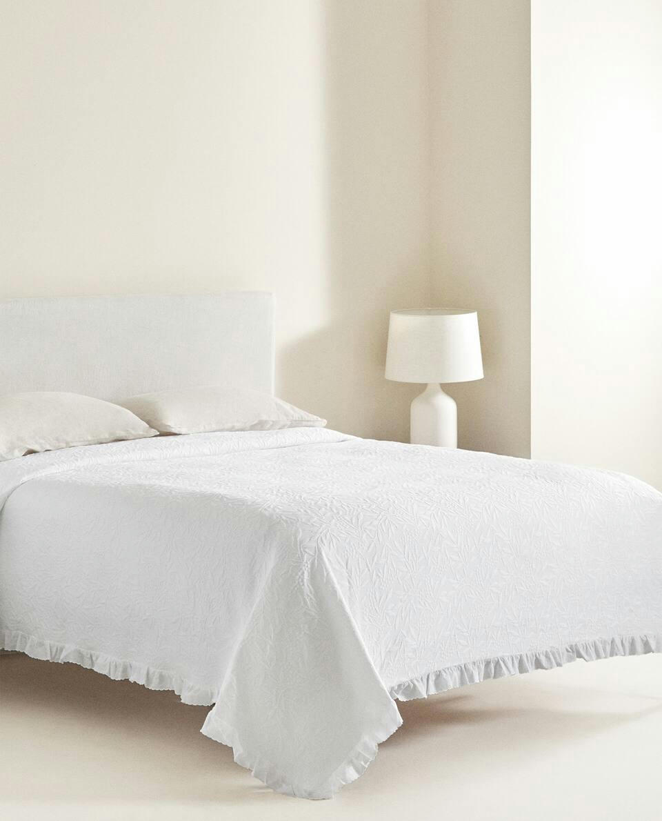 RUFFLE TRIM BEDSPREAD