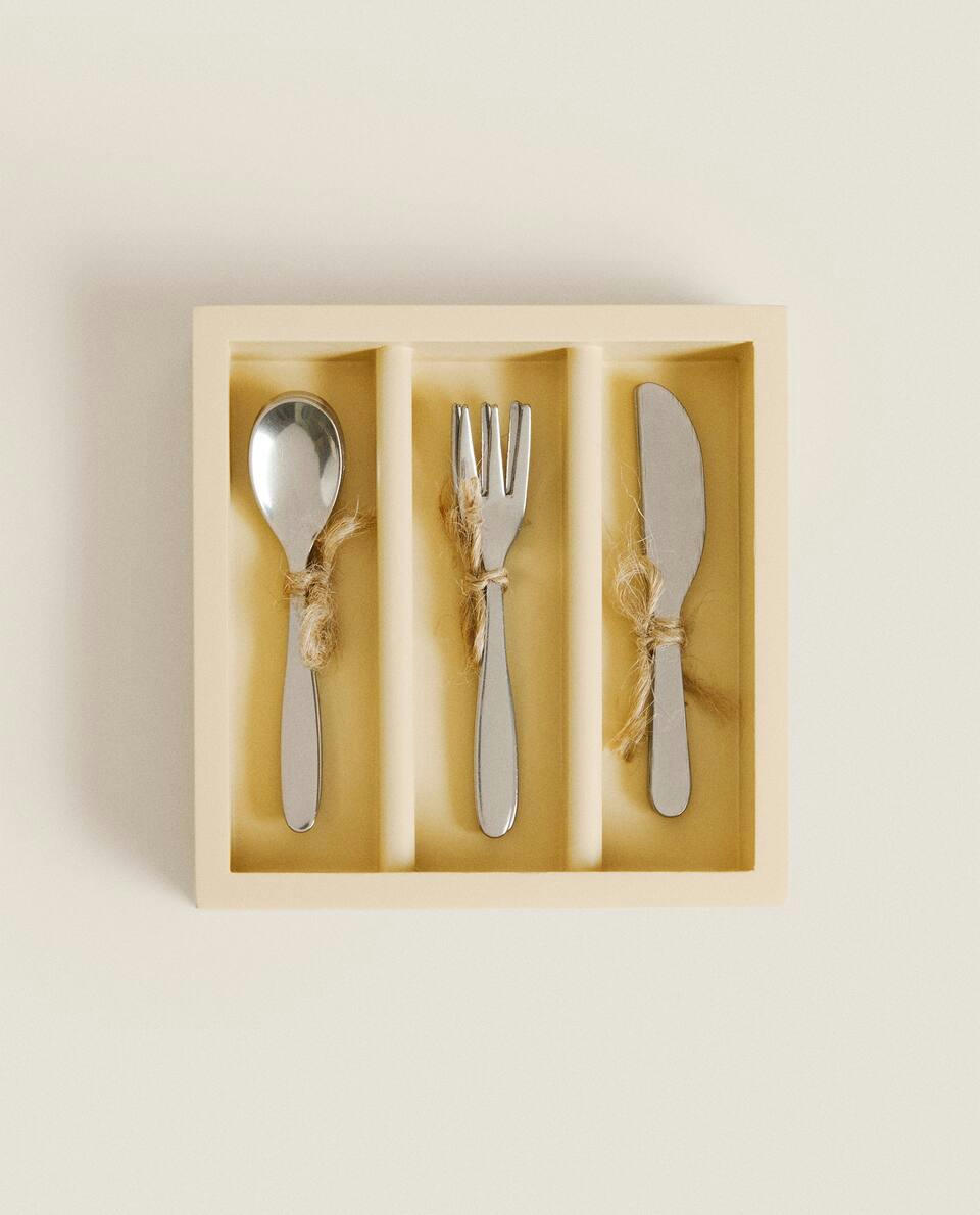 CHILDREN’S TOY SET OF CUTLERY