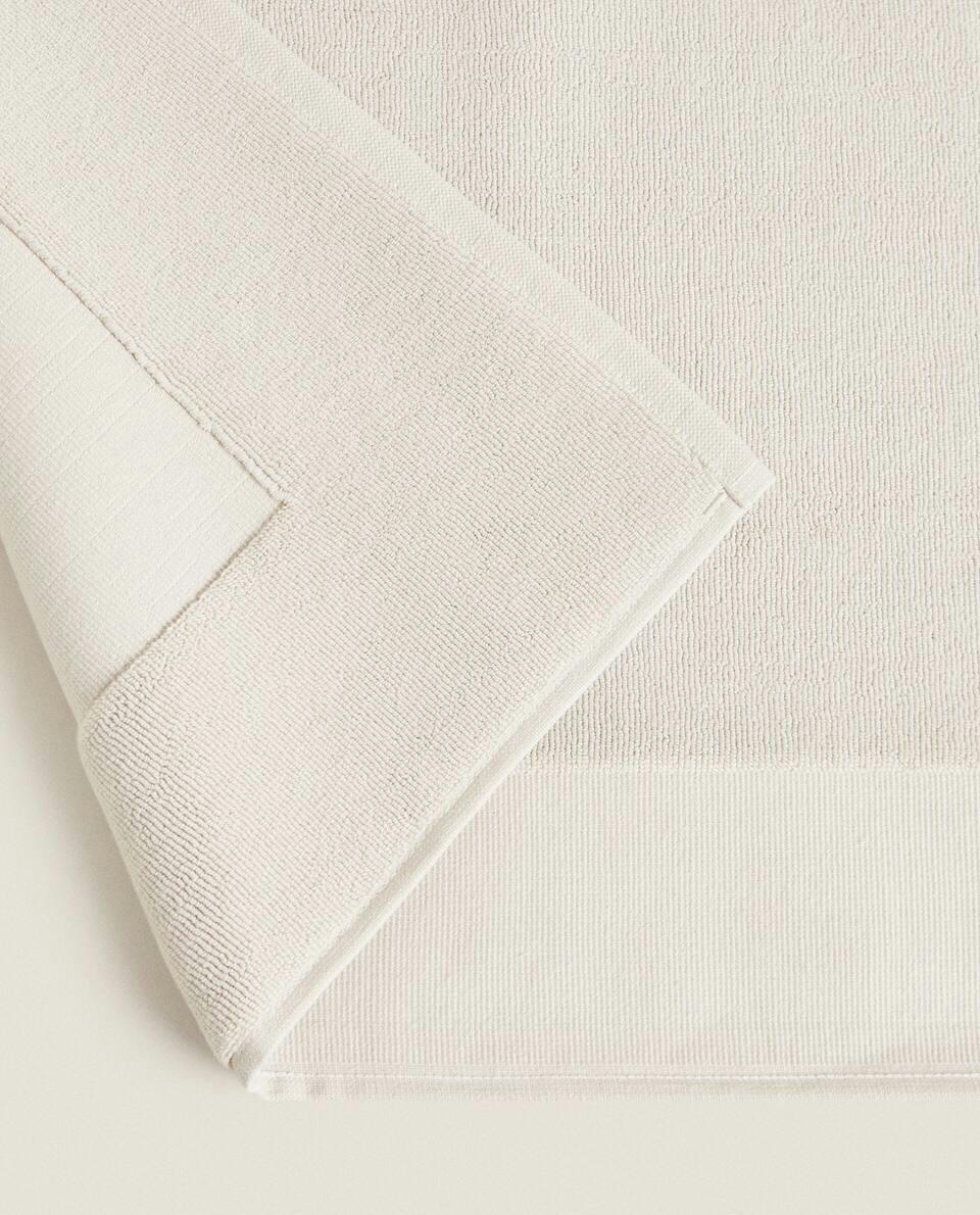 BATH MAT WITH WIDE EDGE