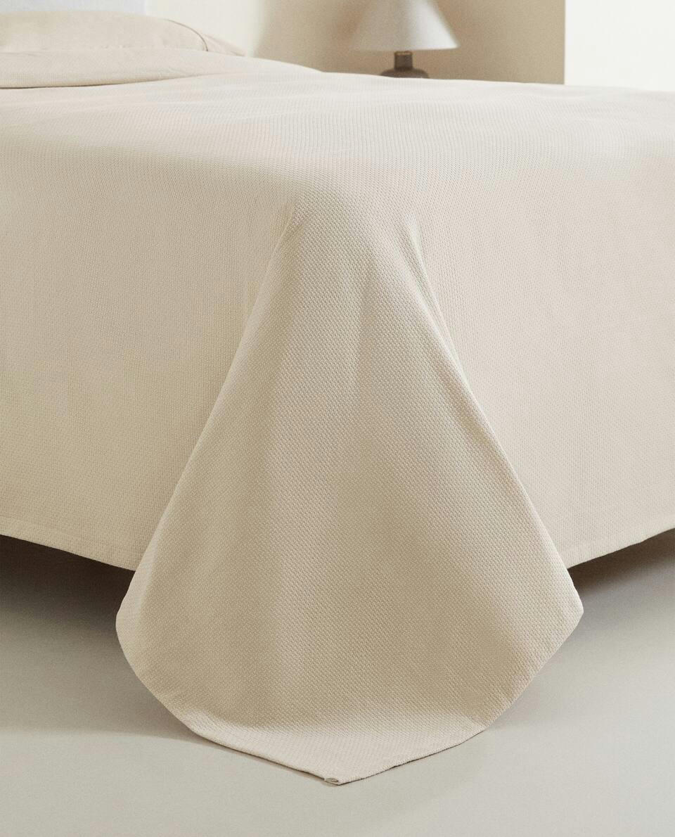 TEXTURED BEDSPREAD