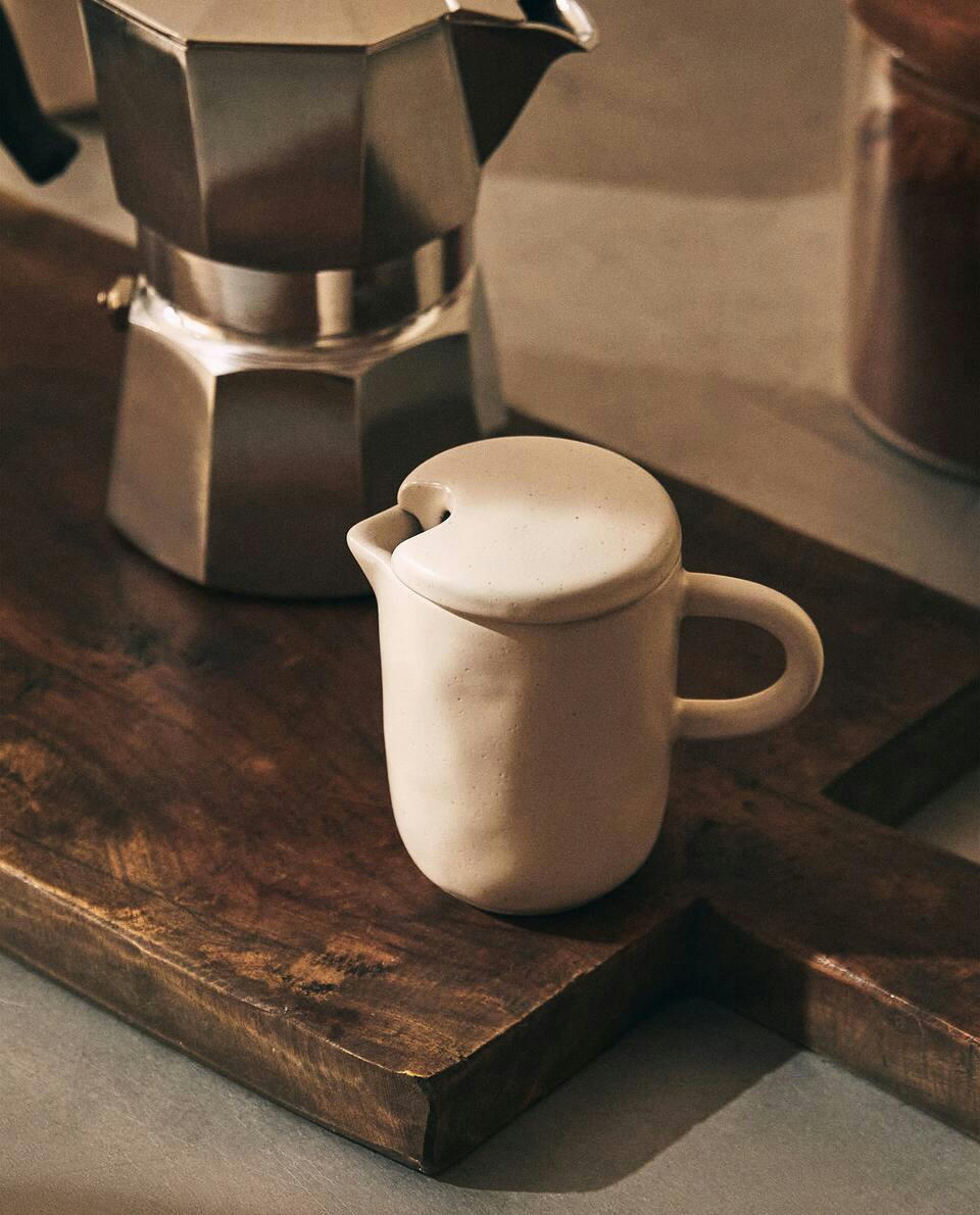 TEXTURED MILK JUG WITH LID