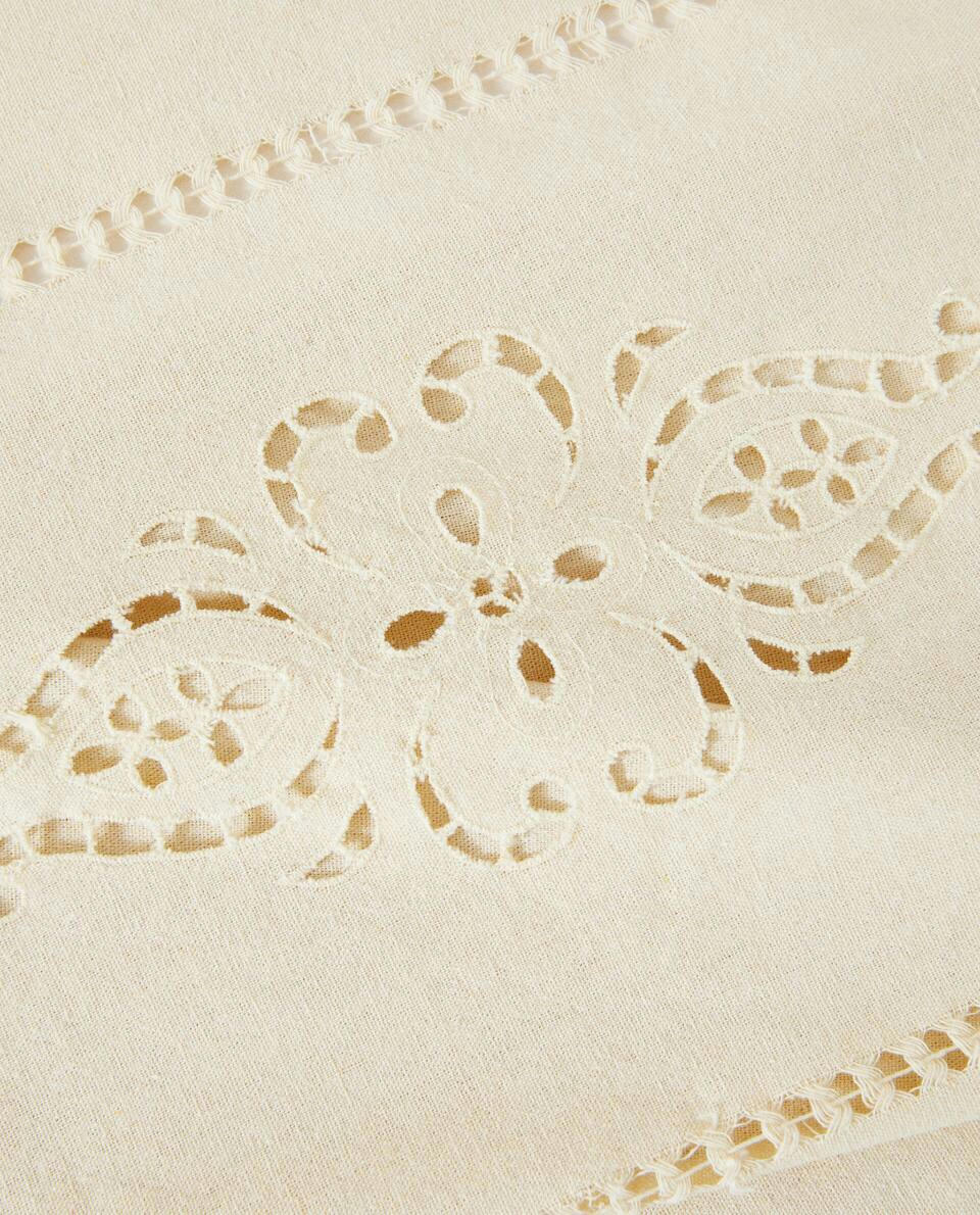 EMBROIDERED FLOWER TABLECLOTH